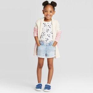 NWT Toddler Girls' Lace Hem Jean‎ Shorts - Cat &
Jack™ Light Wash 2T